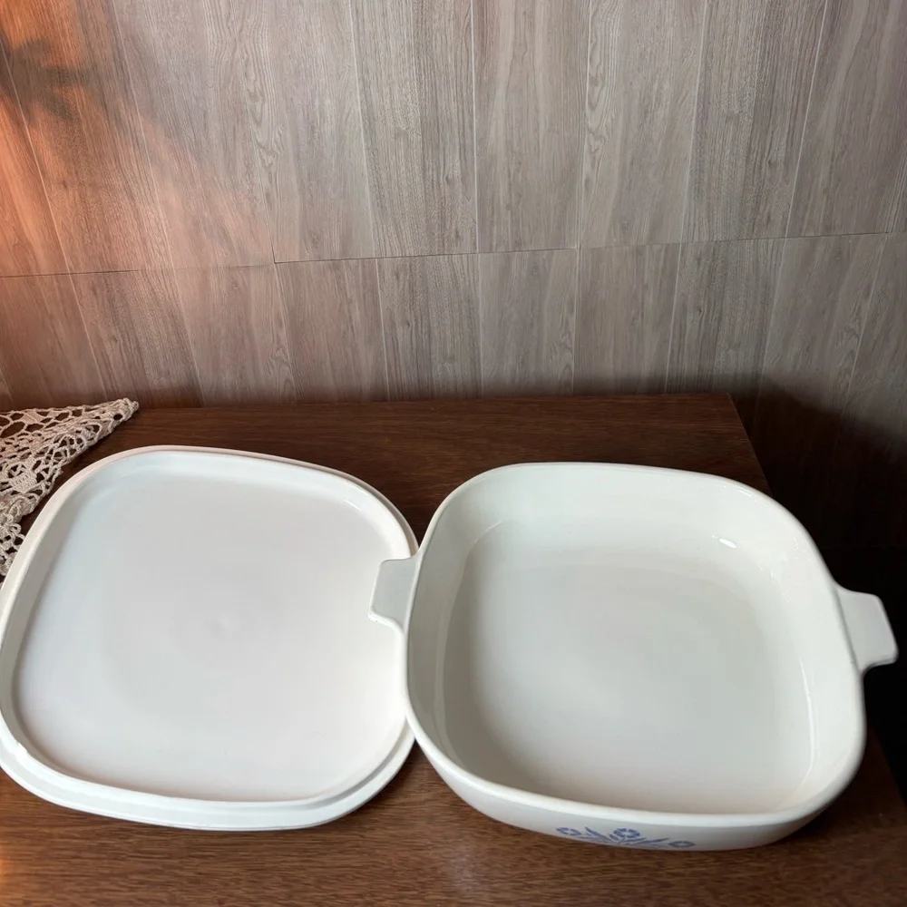 Corningware Pyroeeam Cornflower Blue Covered Casserole Blue Floral Rare B-10